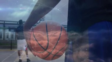 Top tutan düz dizayn basketbol ikonları ve sahada şebeke çizgilerini gösteren çemberler. Atletik, takım çalışması, dijital, açık hava, enerjik, spor, performans