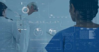 Kıdemli doktor ve hemşire hasta verilerini hologram çizelgeleriyle tıbbi koridorda tablet kullanarak kontrol ediyorlar. Sağlık, işbirliği, teknoloji, yenilik, profesyonellik, tanı, tıp endüstrisi