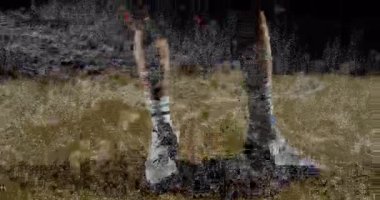 Sahada yüz yüze duran iki rakip, sağlık performansı grafikleri havada süzülüyor. Atletizm, rekabet, spor, spor, spor, takım çalışması, dinamik, eğitim