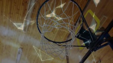 Sanal veri izleriyle ahşap spor salonu tavanının altında basketbol potası ve ağı gösteren üç boyutlu bir çizim. Spor, teknoloji, yenilik, atletizm, fütürizm, fitness, dijital