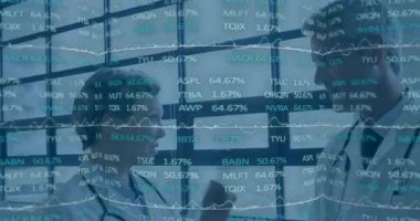 Erkek doktor ve kadın doktor klinikte gerçek zamanlı tıbbi verileri analiz ediyor, kodlar ve çizelgeler ile. Profesyonel, sağlık, modern, teknoloji, işbirliği, analitik, klinik