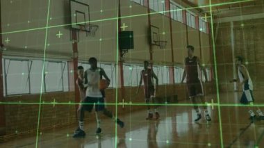 Yetişkin erkek oyuncular spor analitiği için neon şebeke kaplamasını göstererek spor salonunda çemberin altına atlıyorlar. Atletik, rekabet, dinamik, spor, fütüristik, takım çalışması, enerjik