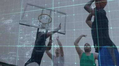 Spor salonunda basketbol oynayan üç takım arkadaşı, Cyan ızgara ve veri noktaları ile spor teknolojisi örtüşüyor. Dinamik, takım çalışması, spor, dijital, fitness, yenilik, atletik