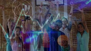 Spor salonundaki zaferi kutlayan takım, ellerinde kupa ve basketbol, spor analitiği grafiklerini gösteriyor. Şampiyonlar, kutlama, takım çalışması, başarı, fitness, antrenman, motivasyon