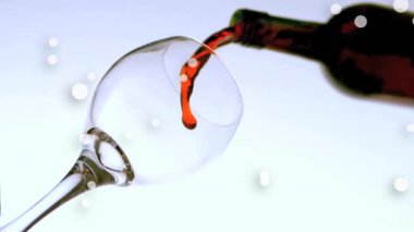 Kömürleşmiş şarap kadehi, soluk üç boyutlu gradyan arkaplan üzerinde koyu renkli şişeden çıkan kırmızı şarapla dolduruluyor. Lüks, kutlama, zarafet, sofistike, ortam, minimalist, içecek