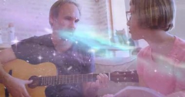 Kanepede gözlüklü bir kadının yanında gitar çalan ve eğitim için rüya gibi ışıltıları olan bir adam. Romantik, samimi, sanatsal, melodik, samimi, sıcak, rahat