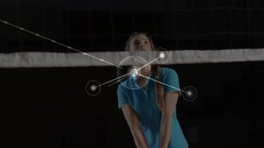 Kadın sporcu, kolunun ön kısmını çalıştırıyor. İnternetten spor analitiği grafiklerini gösteriyor. Spor, hareket takip, dijital eşleşmeler, performans analizi, fitness, dinamik, yüksek teknoloji