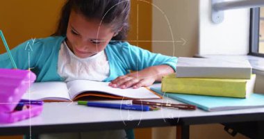 Masaya not defteri yazan kız öğrenci, canlandırılmış kalem simgeleri ve yüzen eğitim çizelgesini gösteriyor. Çocuk, öğrenme, yaratıcılık, eğitim, öğrenim, sınıf, renkli