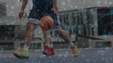 Mavi kortta basketbol oynayan üç oyuncunun bacakları dijital ağ kaplamasını gösteriyor. Atletizm, takım çalışması, hareket, spor giyim, kentsel, canlı, rekabet