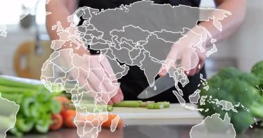 Kadın aşçı kuşkonmaz doğruyor, dünya haritası kaplaması sergiliyor, mutfak eğitimi temasını vurguluyor. Mutfak, sağlıklı beslenme, yemek hazırlama, gurme, beslenme, kırsal, canlı