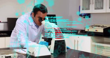 Bilim laboratuarında mikroskop üzerine eğilip moleküler grafikleri gösteren notlar yazan erkek bilim adamı. Araştırma, yenilik, teknoloji, kesinlik, deney, keşif, analitik