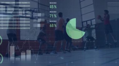 Altı basketbol oyuncusu sahada yüzen dünya haritası, teknoloji için turta grafikleri sergiliyor. Sporcular, takım çalışması, spor, eğitim, analitik, rekabet, fitness