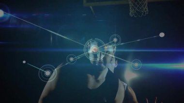 Karanlık stüdyoda erkek atlet eğitimi, spor teknolojisi için ışıldayan ağ çizgileri gösteriyor. Gelecekçi, dinamik, dijital, performans, teknoloji, işbirliği, hareket