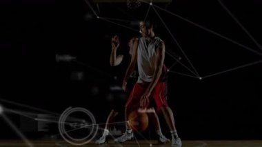 Basketbol sahasında spor teknolojisi için ağ kaplamalarıyla top süren ve savunan iki erkek sporcu. Sporcular, yarışma, aksiyon, oyun, spor, dijital, fütüristik