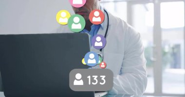 Doktor tıbbi klinikte dizüstü bilgisayar kullanıyor, yüzen kullanıcı simgeleri ve rozet numarası 469. Profesyonel, teknoloji, dijital, sağlık, yenilik, arayüz, analitik