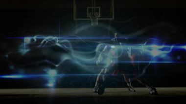 Turuncu basketbol topu süren iki erkek sporcu, kortta nöbet tutuyor, teknolojiyi mavi parçacıklar vasıtasıyla gösteriyor. Dinamik, rekabet, ihracat, fütüristik, yüksek enerji, takım çalışması, atletik