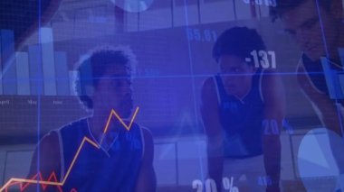 Üç basketbolcu jimnastik kortunda birbirine yaslanmış finans hattı, bar ve turta kaplamaları gösteriyorlar. Sporcular, takım çalışması, strateji, analitik, rekabet, eğitim, performans