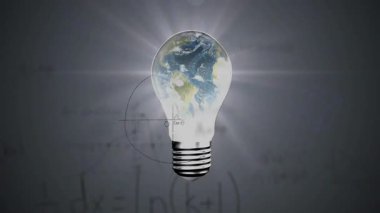 Yenilikçi Dünya küresi, karatahtanın üzerinde süzülen parlayan ampulün içinde beyaz ışınlar saçarak gösteriliyor. Yenilik, teknoloji, aydınlanma, sürdürülebilirlik, eğitim, kavramsal, minimalist