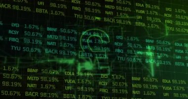 Ekran merkezinde parlayan neon yeşil pound sembolü, sinyal kodları ve ağ düğümü grafikleri. Kripto para birimi, finans, dijital, teknoloji, analitik, veri görselleştirme, ticaret