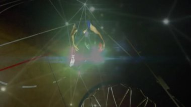 Erkek sporcu basketbol potasında smaç basıyor, spor teknolojisi nodları ve turuncu topuyla. Dinamik, atletizm, yenilik, rekabet, kentsel, momentum, enerji