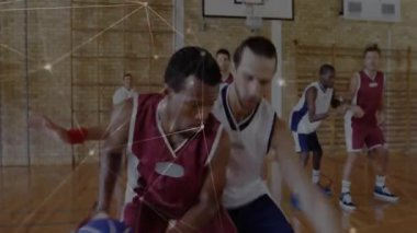 Erkek sporcu, ahşap sahada potanın yanında basketbol topunu tutuyor ve spor istatistikleri üst üste biniyor. Eylem, rekabet, atletizm, takım, spor, eğitim, eğlence