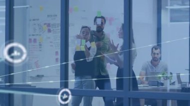 Ekip cam duvara yapışkan notlar yerleştiriyor, planı tamamlıyor ve animasyon veri ağı örtüsü oluşturuyor. İşbirliği, beyin fırtınası, yenilik, dijital, ağ, takım çalışması, ofis
