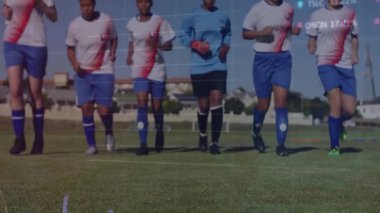 Beş bayan futbolcu spor analitiği için solgun koşu alanı izleme ölçümleri uyguluyor. Sporcular, biyomekanik, teknoloji, fitness, performans, eğitim, açık hava