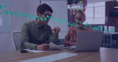 Proje planlaması için bilgisayar verilerini tartışan iş adamları çıktı tablosunu kaldırıyor. İşbirliği, takım çalışması, analiz, beyin fırtınası, ofis, modern iletişim