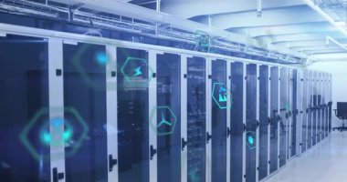 Sahne, enerji verilerini göstermek için sunucu raflarının üzerinde altıgen simgeleri göstermeye başla. Teknoloji, veri merkezi, dijital, yenilik, altyapı, bulut, bağlantı