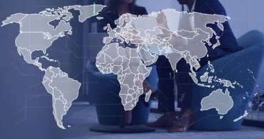 Ofisteki meslektaşlarım dizüstü bilgisayarın dünya haritasını aktifleştirmesi, rapor vermesi ve telefonu dinlemesi üzerine çalışıyorlar. İşbirliği, yenilik, teknoloji, strateji, profesyonellik, takım çalışması, iletişim