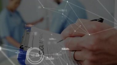 El doldurma sağlık formu ağ oluşturma, hemşire pompayı ayarlıyor ve doktor nabzını kontrol ediyor. Sağlık, işbirliği, profesyonellik, hastane, teknoloji, hasta bakımı, tıbbi ekipman