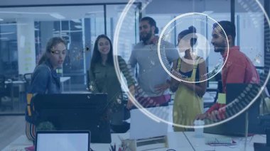 İş ekibi izleme ve klavyeye tıklayarak animasyon ağ örtüsünü görüntülüyor. İşbirliği, takım çalışması, yenilik, dijital arayüz, ofis ortamı, bağlantı, iletişim