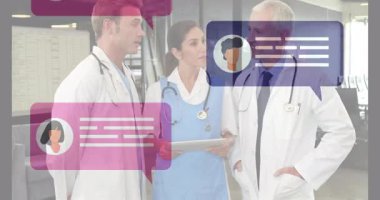 Doktorun tablette el kol hareketi yapması sohbet baloncuklarının kaymasına ve hemşirenin laboratuvar sonuçlarının teşhise yardımcı olmasına neden oluyor. Tıbbi ekip, işbirliği, dijital sağlık, klinik iletişim, modern tıp, profesyonel tartışma, hastane ortamı