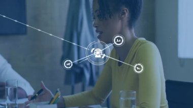 İş toplantısında belgeleri gösteren ve veri ağını şekillendiren ağ simgelerini başlatan kadın. Teknoloji, bağlantı, işbirliği, dijital, yenilik, takım çalışması, modern