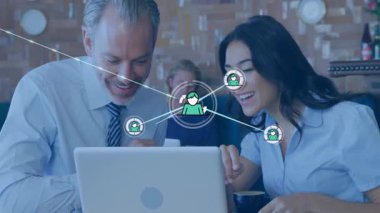 İş arkadaşları kafeye dokunuyor ve iş birliği için bulut simgesi ağı kuruyorlar. İşbirliği, ağ oluşturma, teknoloji, takım çalışması, iletişim, girişim, bağlantı