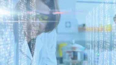 Laboratuar tezgahında akan veri örtüsü bilim adamının örnek incelemesine ve sonuçları doğrulamasına neden oluyor. Fütürist, teknoloji, yenilik, bilim, araştırma, analitik, modern