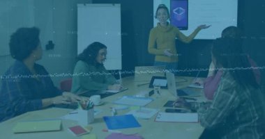 Sunucu ofis toplantısında uzaktan tıklayarak özellikleri gösteren uygulama arayüzü simgelerini canlandırıyor. İşbirliği, iletişim, teknoloji, takım çalışması, profesyonel, kurumsal, dijital