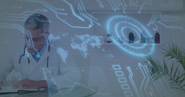 Holografik veriler ortaya çıkarken ve omurga modeli sallanırken teşhis için kalem seçen doktor. Tıbbi, teknoloji, fütüristik, profesyonel, klinik, yenilik, analitik