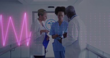 Neon ECG dalga formu sol ızgaradaki animasyonda tıbbi ekibin tablet kullanarak verileri gözden geçirdiğini gösteriyor. Sağlık, takım çalışması, dijital, yenilik, modern, analiz, işbirliği