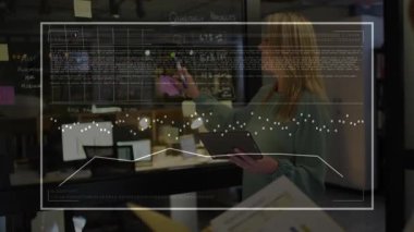 İşletme analisti yapışkan notlar seçiyor ve şebekeye yerleştiriyor doğrulama için animasyon çizelgesi oluşturuyor. Analizler, işbirliği, yenilik, strateji, veri görselleştirme, kurumsal, profesyonel