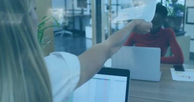 Meslektaşlar, incelenmek üzere cam bölme üzerinden incelenmek üzere rapor veriyor. Canlandırılmış kaplama ile. İşbirliği, takım çalışması, dijital, profesyonel, modern, iletişim, üretkenlik