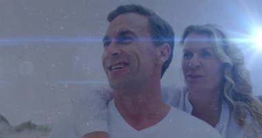 Kadın, erkeğin sırtına tırmanıyor. Mücevher tanıtımına başlıyor. Üzerinde yıldızlı renklendirme yüzükleri var. Romantizm, şefkat, ortaklık, açık hava, eğlence, cazibe, uyum