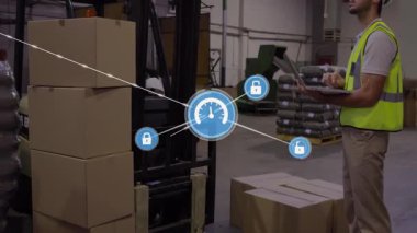 Depo çalışanı tablet yükünü kontrol ediyor ve gerçek zamanlı izleme için gösterge ve kilit simgelerini etkinleştiriyor. Lojistik, tedarik zinciri, otomasyon, endüstriyel, dijital, bağlantı, güvenlik