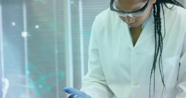 Kadın araştırmacı pipet ucu, örnek çiziyor ve laboratuvar testi için kuyu tabağına yerleştiriyor. Bilim adamı, laboratuvar, deneysel, yenilik, hassasiyet, analiz, mikroskop