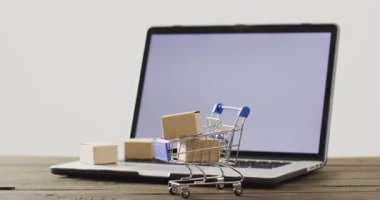 Alışveriş arabasında ve dizüstü bilgisayarda kutular. Küresel iş, çevrimiçi alışveriş, siber pazartesi, satış ve perakende konsepti dijital olarak oluşturulmuş video.