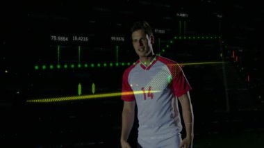 Erkek futbolcu el kaldırıyor, yüzen finans tabloları oluşturuyor ve top liderliği yapıyor. Sporcu, yenilik, dijital, fütürizm, kinetik, rekabet, enerjik