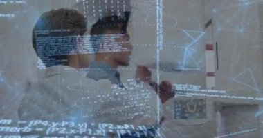 Giriş panelindeki laboratuvar profesyonelleri giriş sırasında kodun üst üste bindiğini gösteriyor. Güvenlik, otomasyon, teknoloji, dijital, kesinlik, işbirliği, yenilik