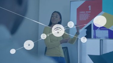 Sunucu iş toplantısındaki bilgilere işaret ediyor. Şube ağını gösteren canlandırma simgeleri. Teknoloji, işbirliği, iletişim, yenilik, profesyonel, dijital, modern