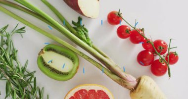 Ortaya çıkan ve etrafa saçılan renkli geometrik şekiller düz bir döşeme üretir, ışık üretir. Taze ürün, düz konum, geometrik, modern, canlı, sağlıklı, soyut