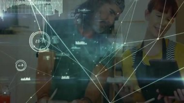 Baristalar, kahve dükkanının ölçümlerini incelerken holografik kaplamayı etkinleştiriyor. Teknoloji, takım çalışması, yenilik, dijital, işbirliği, modern, analitik